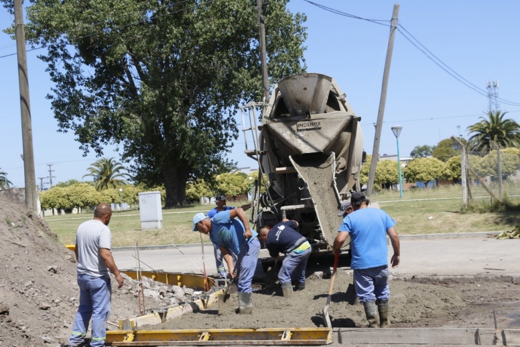 Barrio Colombo: el Municipio avanza con la pavimentación de la décima cuadra