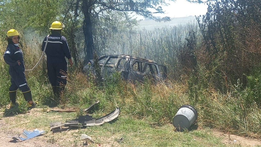 Ruta 65: Colisión por alcance y posterior incendio de uno de los vehículos, castigando en un árbol cercano a la cinta asfáltica
