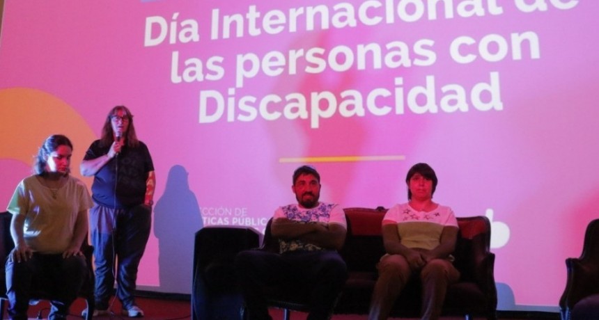La Dirección de Políticas Públicas para Personas con Discapacidad realizó una jornada de concientización en el Centro Cívico y FM 10 habló con Luji Boucíguez
