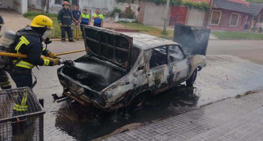 Incendio de un veh&iacute;culo en la v&iacute;a p&uacute;blica