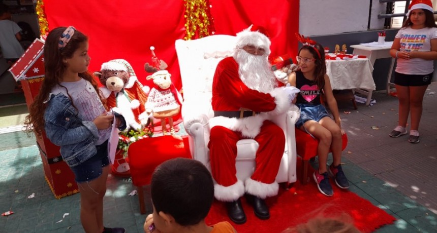 Papá Noel se adelantó y visitó el local de Librería Bicho Canasto, con una lindo concurrencia de niños y familias