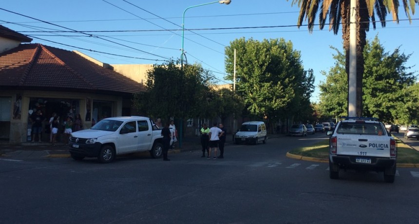 El conductor de una camioneta se descompensó y fue parte de un impacto con dos vehículos