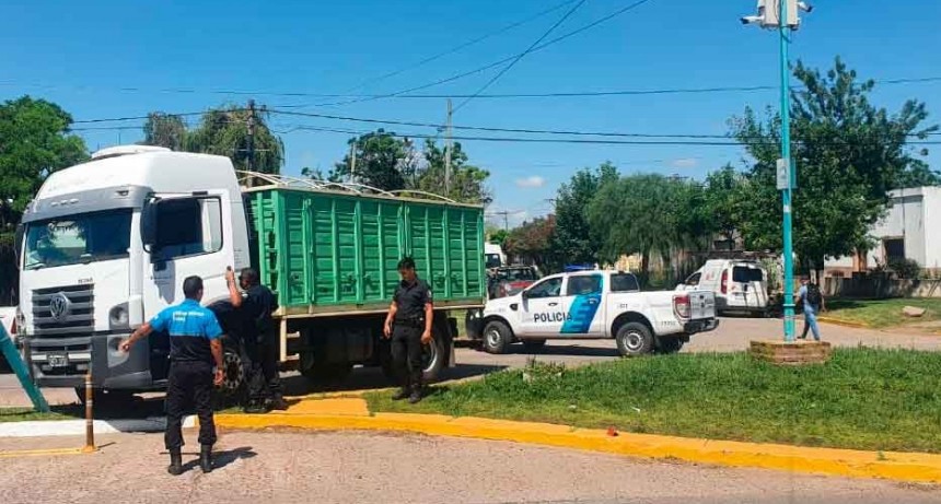 Falleció el conductor del camión que había impactado contra una columna de alumbrado público tras descompensarse y ser trasladado al hospital Capredoni