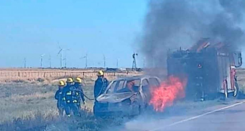 Bomberos de Tornquist acudieron al incendio de un vehículo en ruta nacional 33