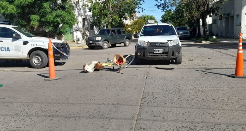 Una mujer que transitaba en bicicleta, fue hospitalizada tras la colisión con un vehículo