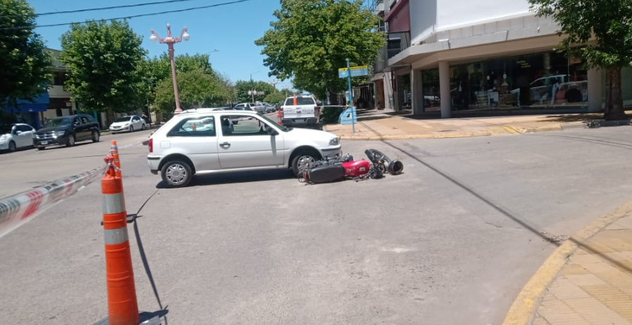 Impacto entre un auto y una moto en la esquina de Rondeau y San Martín