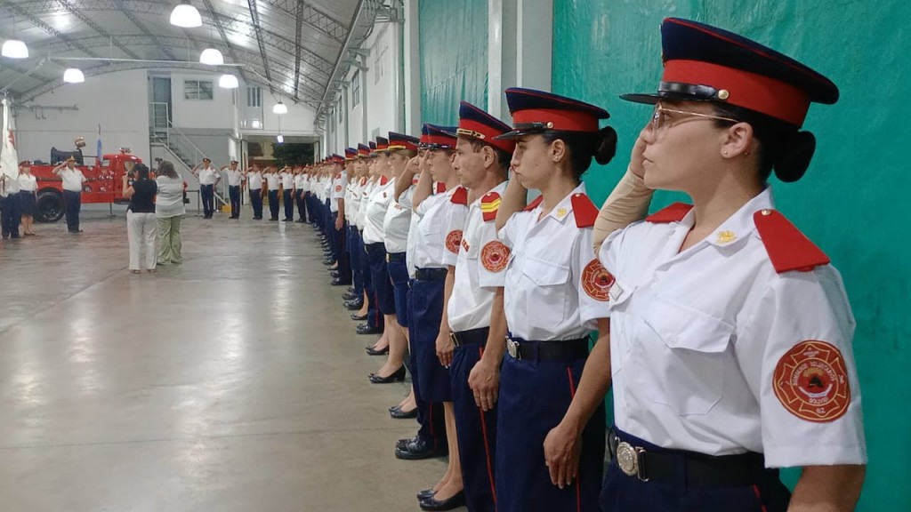 Bomberos Voluntarios de Bolívar tomó juramento a 11 nuevos integrantes, anunció ascensos y celebró 68 años de vida institucional