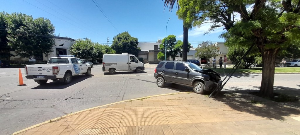 Avenida Belgrano y Urquiza: Fuerte impacto entre dos vehículos convocó al Sistema Emergente