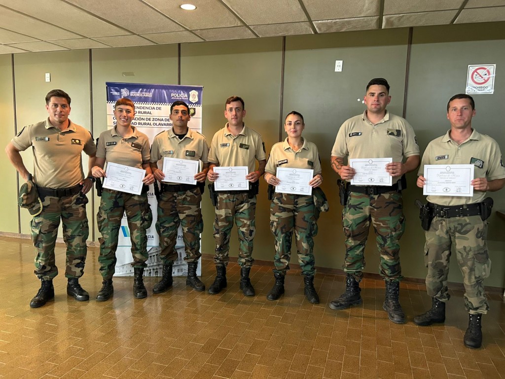 Distinciones al personal del Comando de Prevención Rural Bolívar, en el acto protocolar por el Día de la Policía de la Provincia de Buenos Aires