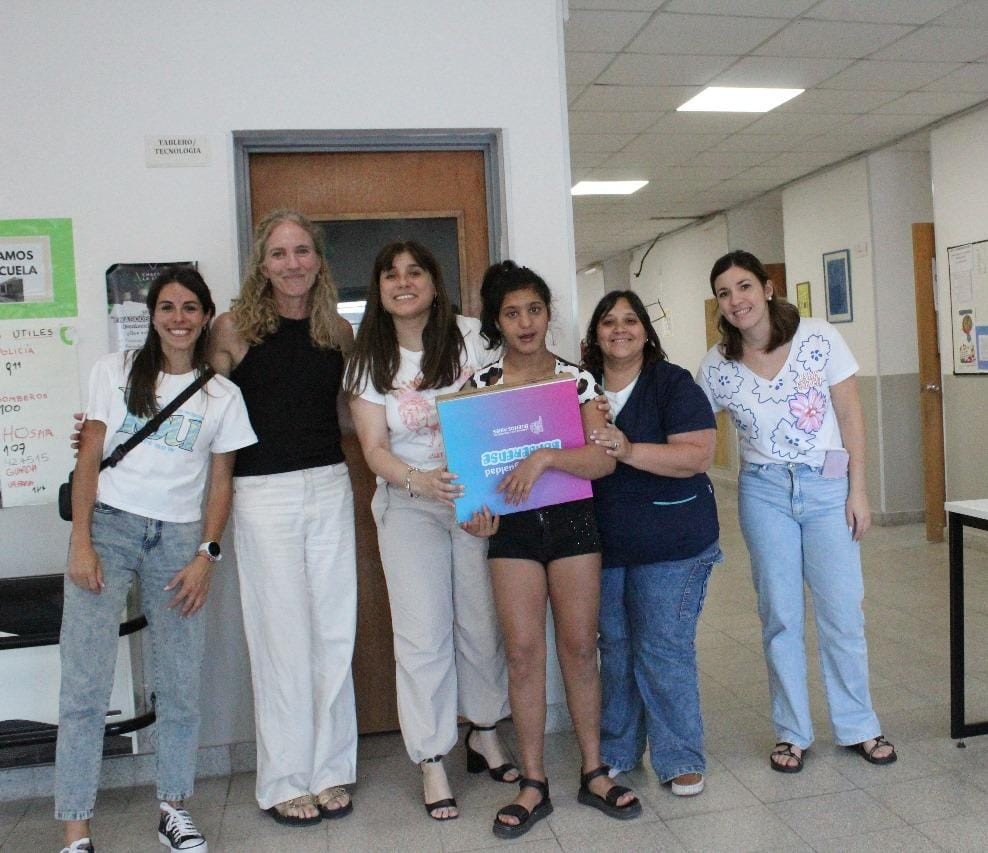 La Intendenta Interina Laura Rodríguez acompañó la entrega de 55 Netbooks para estudiantes de educación secundaria