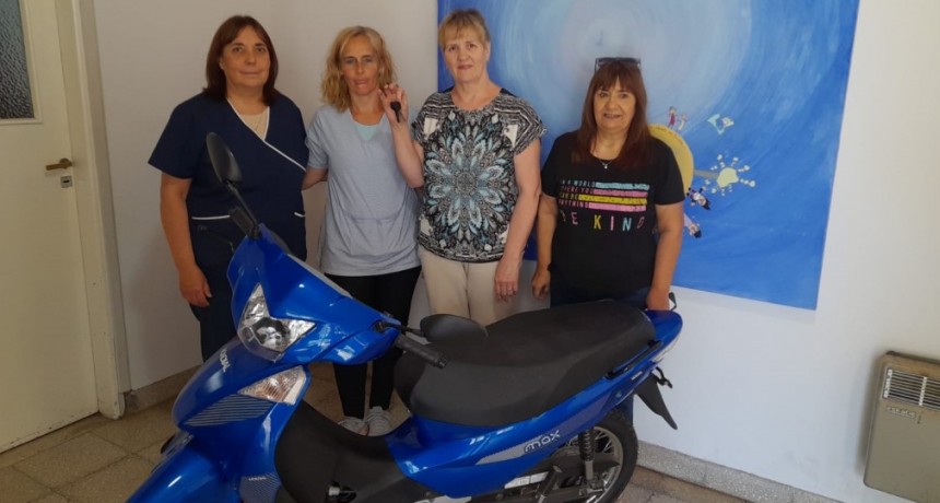 Mirta Rivas fue la ganadora de la moto 110 de la Escuela de Educación Especial 501, y se realizó la entrega del rodado