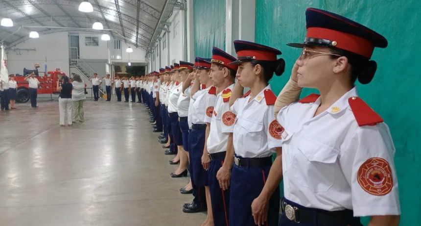 Bomberos Voluntarios de Bolívar tomó juramento a 11 nuevos integrantes, anunció ascensos y celebró 68 años de vida institucional