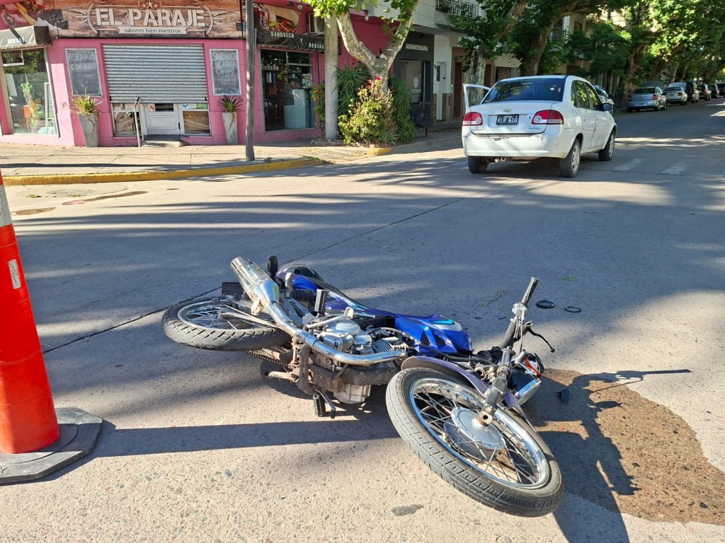 Una mujer fue hospitalizada en forma preventiva, tras una colisión que ocurrió esta mañana