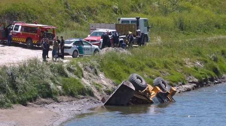 Hallaron sin vida al conductor de la pala que cayó al lecho del arroyo Tapalqué