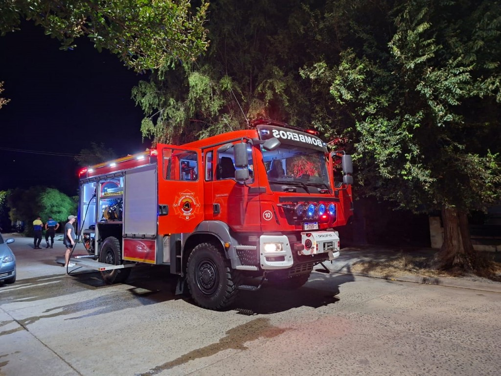 Principio de incendio de una vivienda: Los Bomberos Voluntarios de Bolívar, trabajaron en calle Larrea 880 de barrio Casariego