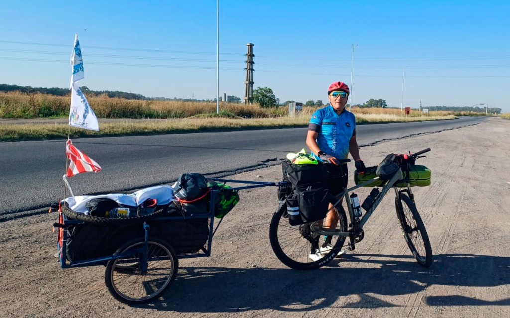 Javier Cháves partió en bicicleta rumbo a las Islas Malvinas, tras una promesa que le hizo años atrás a su padre, después de recuperar su salud