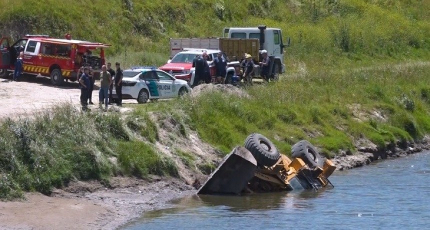 Hallaron sin vida al conductor de la pala que cayó al lecho del arroyo Tapalqué, allí realizaba tareas
