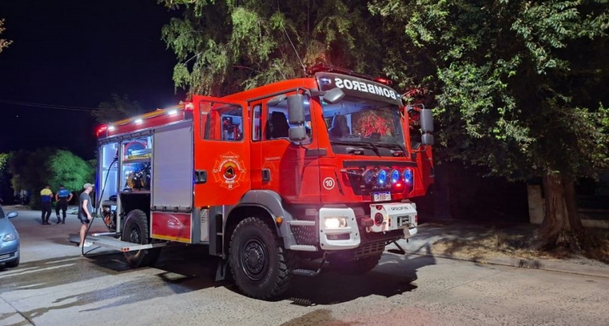 Principio de incendio de una vivienda: Los Bomberos Voluntarios de Bolívar, trabajaron en calle Larrea 880 de barrio Casariego