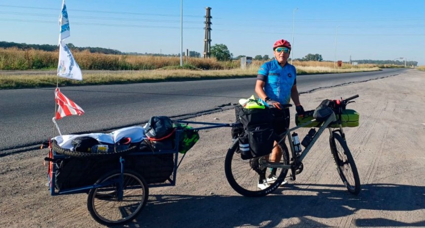 Javier Cháves partió en bicicleta rumbo a las Islas Malvinas, tras una promesa que le hizo años atrás a su padre, después de recuperar su salud